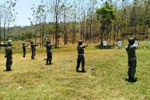 Anggota TNI Kodim 0615 Kuningan saat latihan menembak.